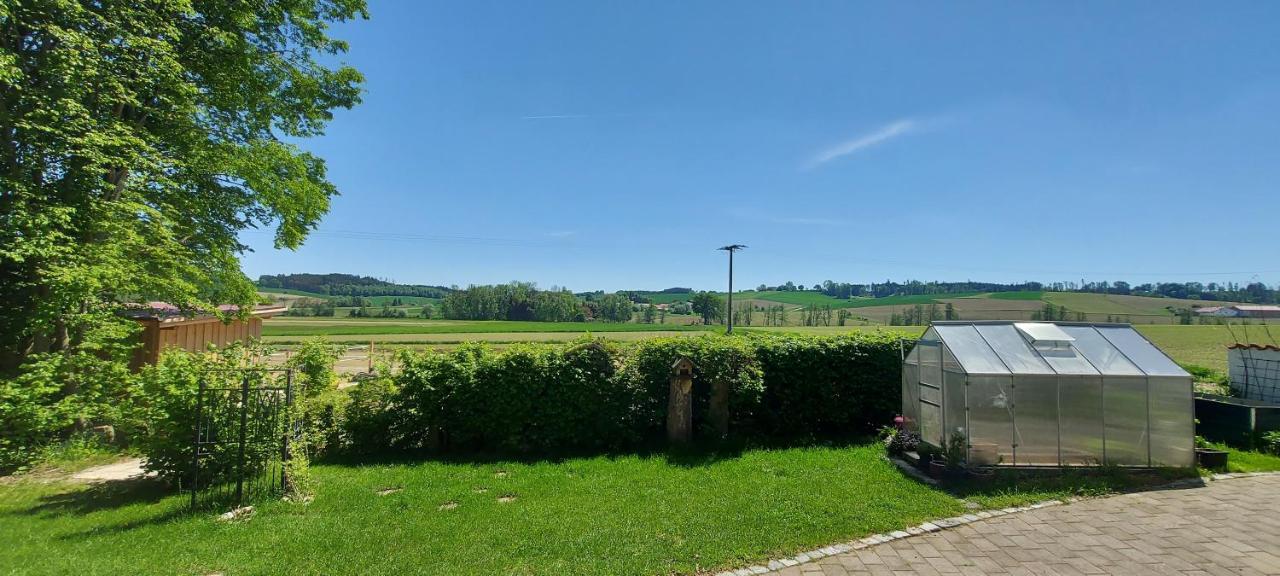Ruhig Gelegene Ferienwohnung Im Gruenen Mit Terrasse Und Kleinem Garten Rotthalmuenster Kültér fotó